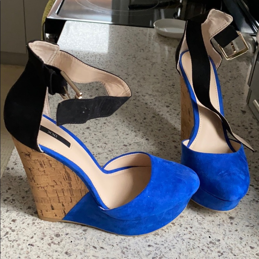 Forever 21 size 8 blue/black heel